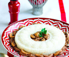 Bifinhos de vaca com cogumelos, bacon e castanhas