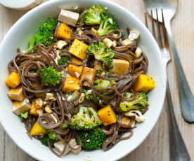 Salade de soba, brocoli, mangue, cajous et tofu