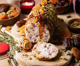 Rollo de queso con nueces y fruta deshidratada