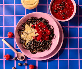 Schokoladenspätzle in Vanillesauce und Beerenkompott