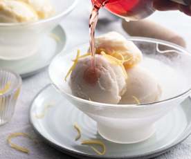 Buttermilch-Zitronen-Eis mit Hagebuttensauce