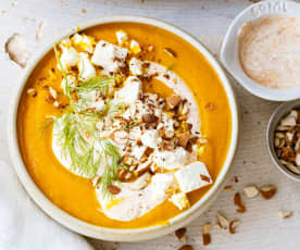 Velouté de carottes au gingembre, dés de feta et amandes grillées