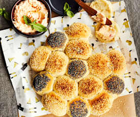 Fußballbrot mit Paprikadip