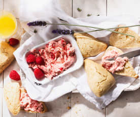 Scones con mantequilla de frambuesa