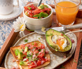 In Avocado gebackene Wachteleier mit Tomaten-Avocado-Stampf