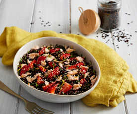 Insalata riso venere, salmone e fragole