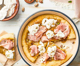 Pizza au pesto de pistache, fromage stracciatella et mortadelle