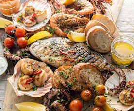 Gegrilde zeevruchten plank