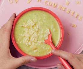 Soupe de courgettes, fromage et pâtes alphabet