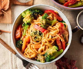 Mie-Nudeln mit Gemüse in Kokos-Erdnuss-Sauce