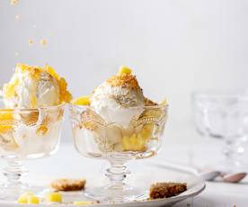 Helado de piña y coco con galletas de jengibre (sin lácteos)