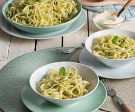 Tallarines con calabacín, menta y limón