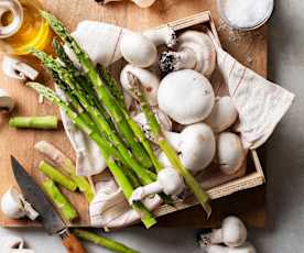 Champiñones y espárragos verdes dorados