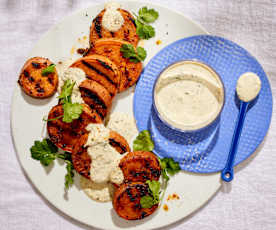 Marinierte Süßkartoffelscheiben mit Kräuterjoghurt