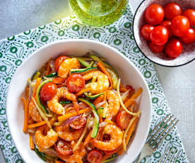 Wok de langostinos, verduras y tomates cherry