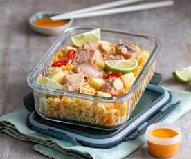 Ryż z ananasem i łososiem na ostro