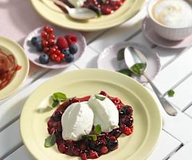 Kalte Topfennockerl auf Beerenröster