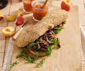 Chiabata de carne salteada com chutney de pêssego