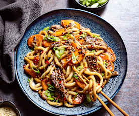 Würzig gebratene Udon-Nudeln mit Ente und Sesam