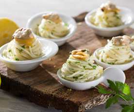 Rollitos de espagueti con almejas y salsa de mantequilla al limón