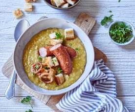Erbsensuppe mit Würstchen