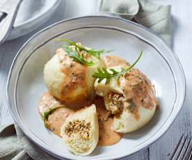 Hefeknödel mit Olivencreme und Rucolasauce