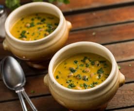 Sopa de feijão frade com coentros