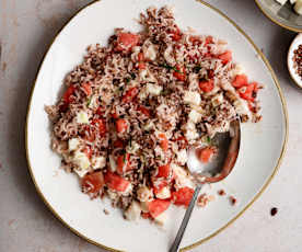 Salada de arroz com melancia e mozarela