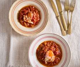 Tomatada com ovos escalfados