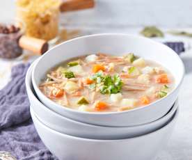 Caldo de pollo con fideos