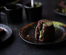 Płynące ciastka czekoladowe z herbatą matcha (lava cakes)
