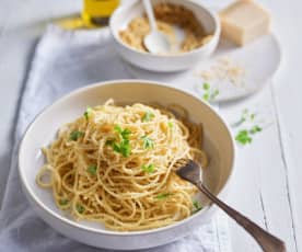 Spaghetti risottati aglio, olio, peperoncino e pangrattato aromatizzato