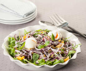 Ensalada de primavera con huevos poché