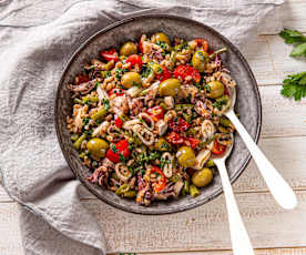 Insalata di farro con fagiolini, pomodori e calamaretti