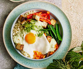 Nudel-Tofu-Bowl mit Spiegelei und Cashewsauce