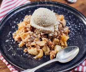 Apfelcrumble mit veganer Cashew-Vanille-Eiscreme