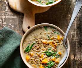 Soupe de lentilles vertes au lait de coco, carottes et épinards