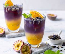 Moktajl z niebieską herbatą i marakują