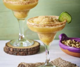 Margarita de pepino y chile piquín