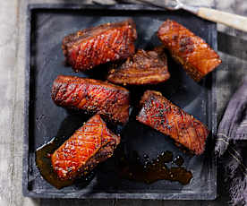 Gegrillter Schweinebauch mit Süß-Sauer-Sauce