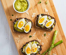 Bruschette integrali con asparagi, uova e Parmigiano Reggiano