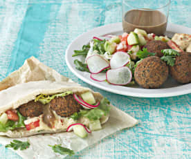 Falafel con ensalada y salsa tahini