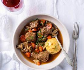 Hovězí stew na pivu s knedlíky s čedarem a petrželí