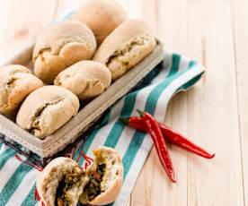 Pães recheados com chili de vegetais