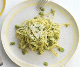 Fettuccine com pesto de favas