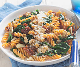 Pasta de lenteja roja con espinacas, tomates secos y nueces