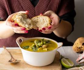 Soupe rapide au curry avec poulet, choux de Bruxelles et petits pains