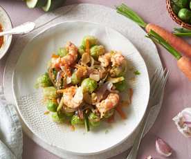 Coles de Bruselas con salteado de langostinos y verduras