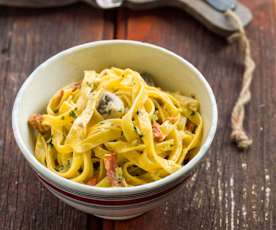 Tagliatelle com alho-francês, chouriço e cogumelos