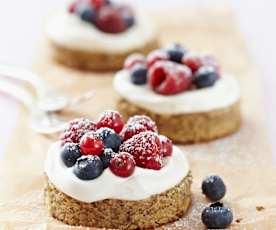 Pastelitos de almendra con nata y frutos rojos (sin gluten)